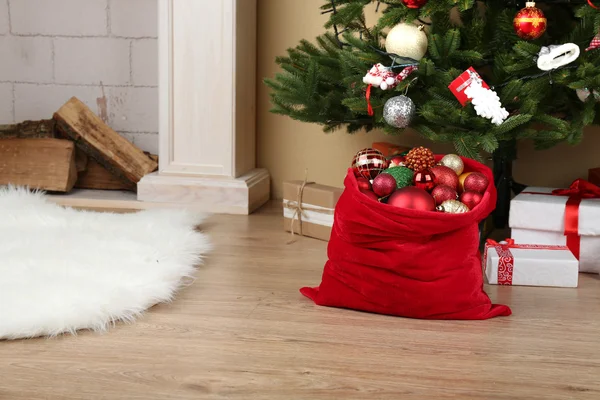 Noel oyuncaklar ve hediyeler ile çanta — Stok fotoğraf