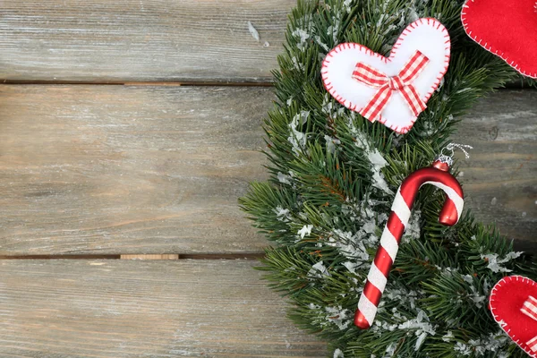 Groene kerstkrans met versieringen — Stockfoto