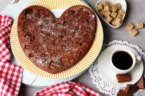 Zelfgemaakte chocolade taart en kopje koffie — Stockfoto
