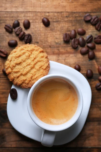 Tasse Espresso und leckeres Gebäck — Stockfoto
