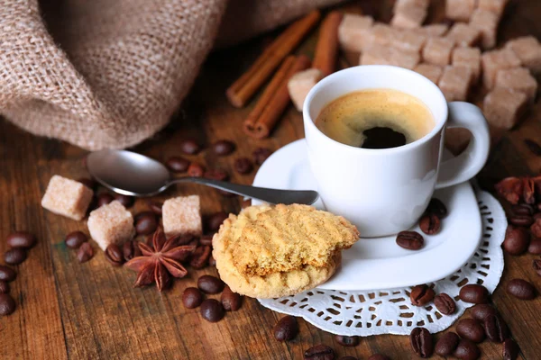 Kopje koffie en een smakelijke cookie — Stockfoto