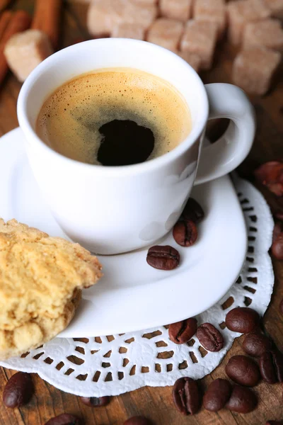 Xícara de café e biscoito saboroso — Fotografia de Stock