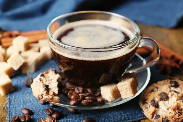 Tasse Kaffee und Schokoladenkekse — Stockfoto