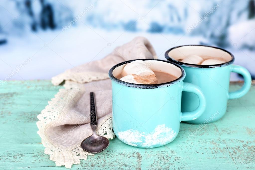 Cups of tasty hot cocoa