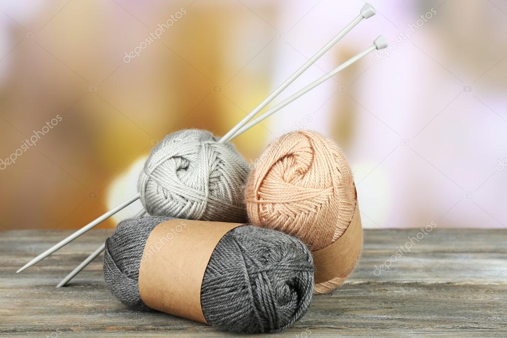 Knitting yarn with knitting needles