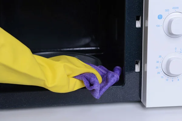 Cleaning microwave oven — Stock Photo, Image