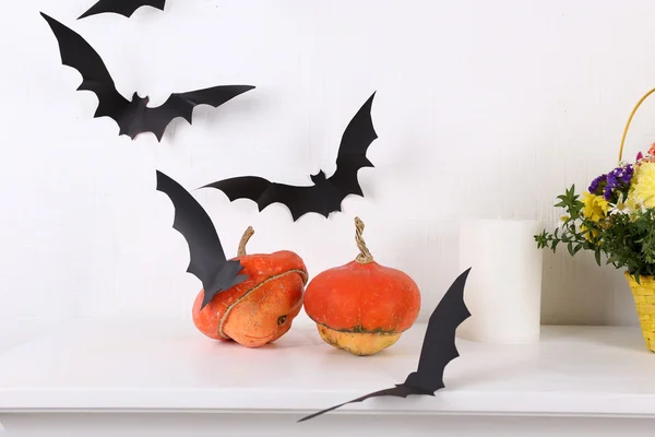 Citrouilles avec chauves-souris en papier isolées sur blanc — Photo