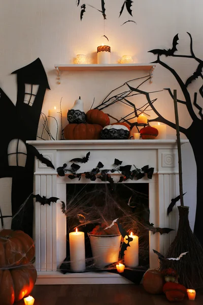 Halloween-Komposition auf dem Kamin — Stockfoto