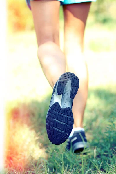 Piedi corridore su erba — Foto Stock