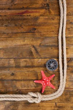 Ahşap üzerine deniz düğüm