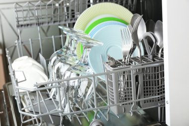 Mutfak eşyaları ile açık bulaşık makinesi