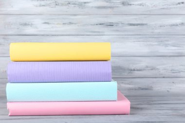 renkli kitap yığını