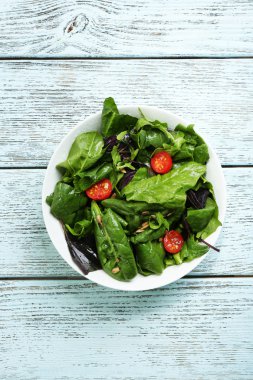 Kasede taze yeşil salata