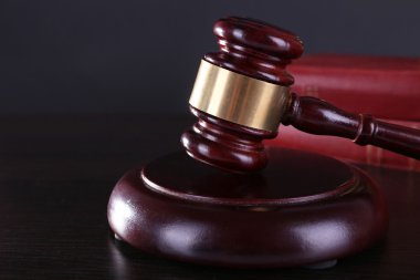 Hakimin tokmak ve kitaplar