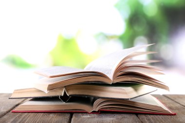 üç açık kitap