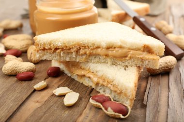 Ekmek dilimleri krem fıstık ezmesi ile