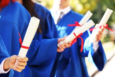 Mezun öğrencilere diploma, yakın çekim