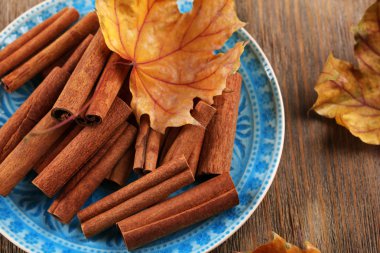 Tarçın plaka üzerinde