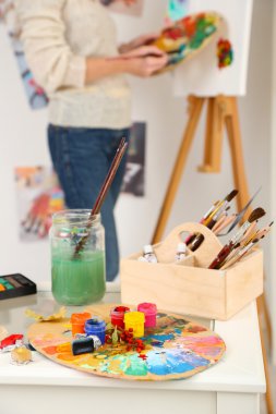 Sanatçı ressam ve tuval