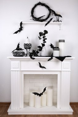 Cadılar Bayramı kompozisyon üzerinde şömine