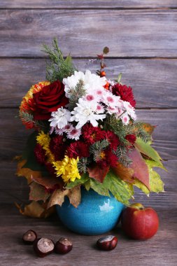 Mavi vazoda çiçek buketi