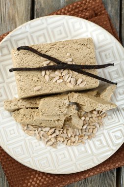 Tabakta, ahşap arka plan ayçiçeği helva