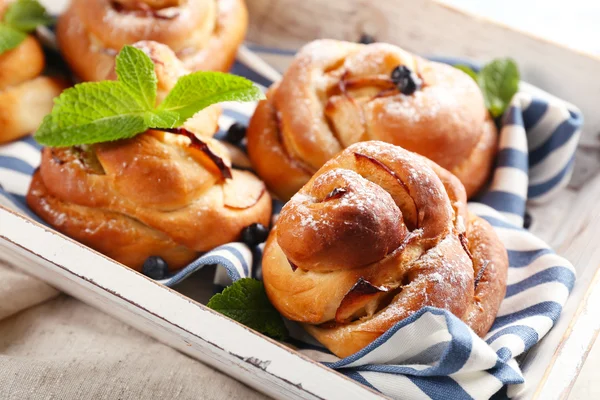 Leckere Brötchen mit Beeren — Stockfoto