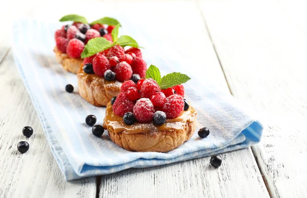 Pasteles dulces con bayas — Foto de Stock