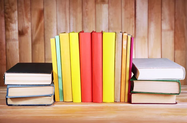 Libros sobre mesa de madera — Foto de Stock