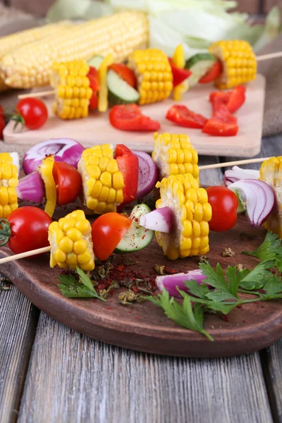 Legumes fatiados em picaretas — Fotografia de Stock