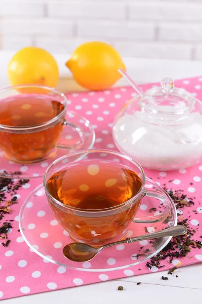 Tazze di tè sul tavolo — Foto Stock