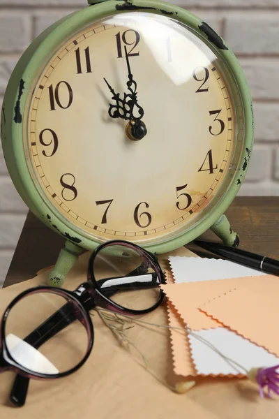 Ретро-часы и очки — стоковое фото