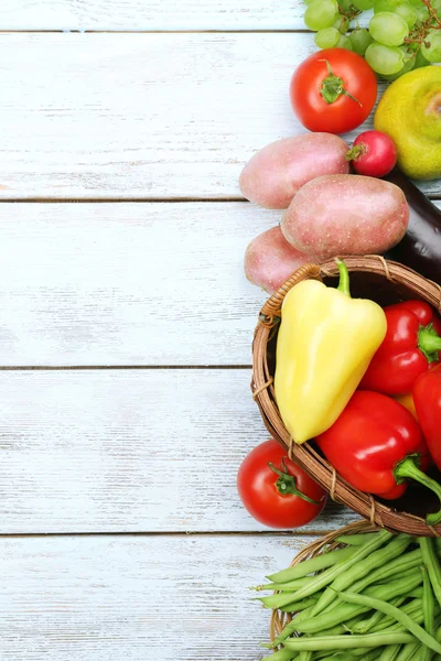 Летняя рама из свежих органических овощей — стоковое фото