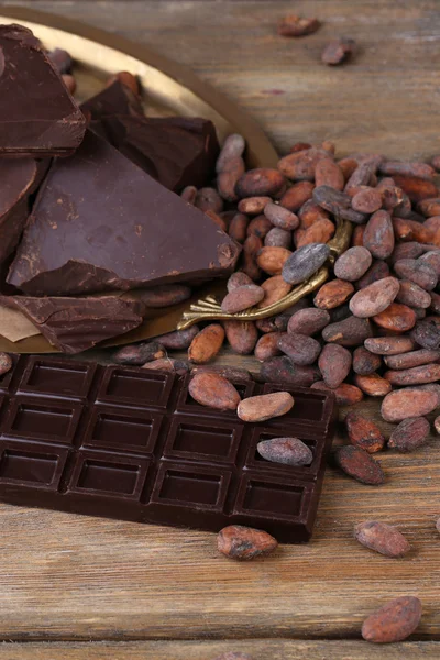 Bar de chocolate y granos de cacao — Foto de Stock