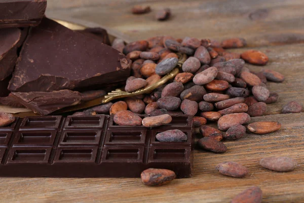 Chocolate bar and cocoa beans — Stock Photo, Image