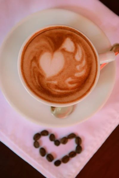 Šálek kávy s výkresem — Stock fotografie