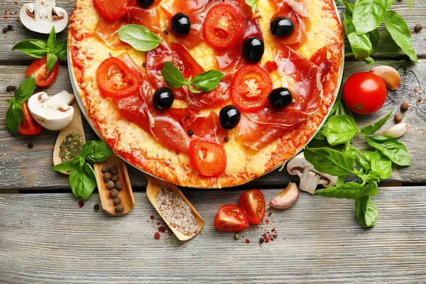 Läcker serveras pizza — Stockfoto