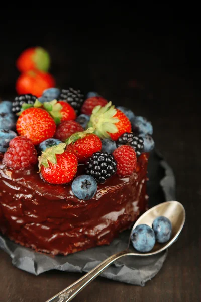 Bolo de chocolate saboroso com bagas — Fotografia de Stock