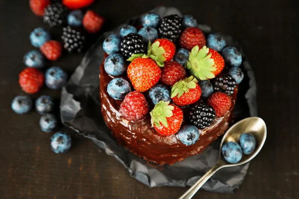 딸기와 맛 있는 초콜릿 케이크 — 스톡 사진