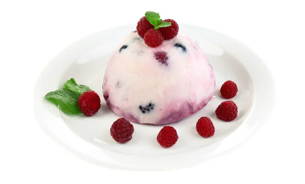 Вкусное мороженое со свежими ягодами — стоковое фото