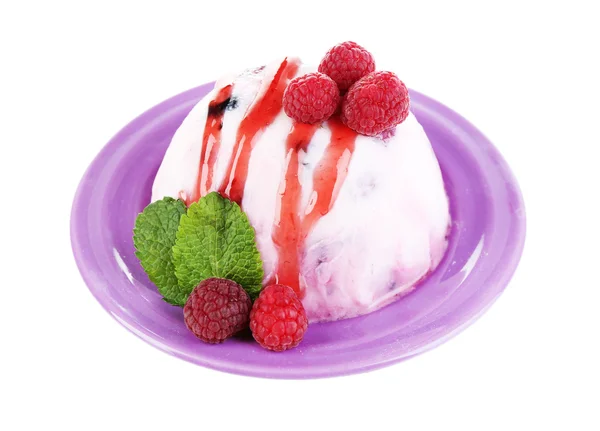 Delicioso helado con bayas frescas — Foto de Stock
