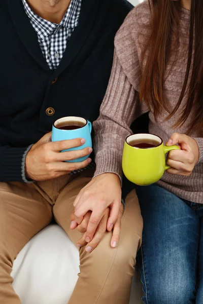 Coppia amorevole con bevande — Foto Stock