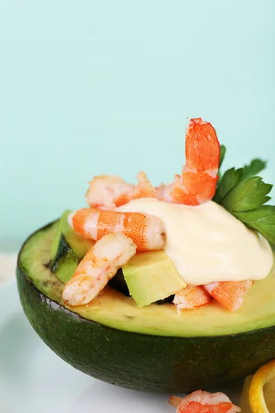 Tasty salad with shrimps and avocado — Stockfoto