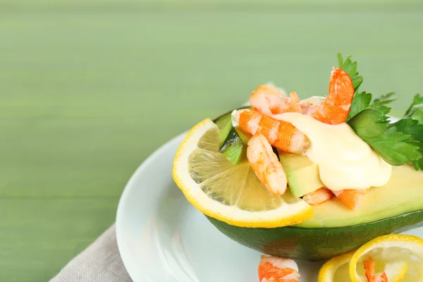 Tasty salad with shrimps and avocado — Stockfoto