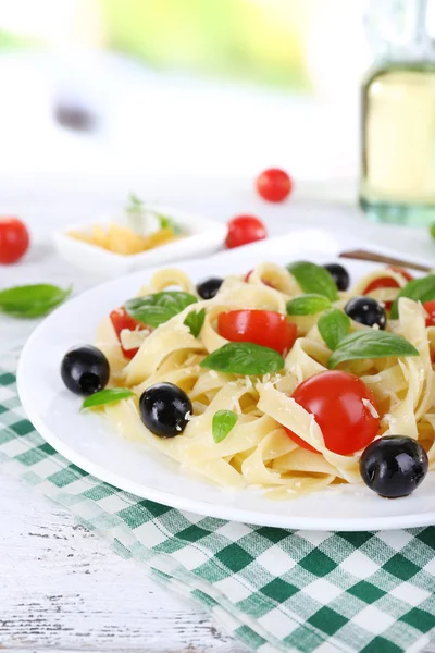 Spaghetti with tomatoes and olives — Stock Photo, Image