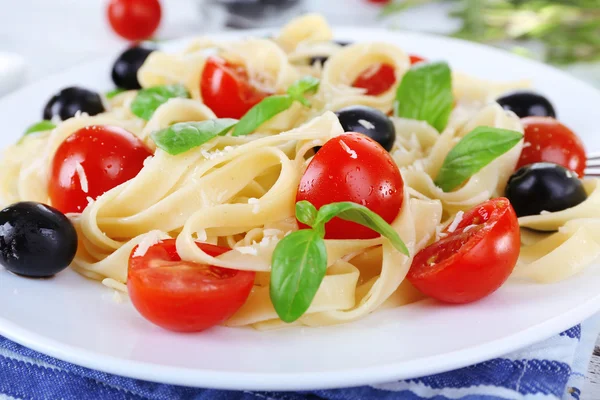 Spaghetti z pomidorami, oliwkami i bazylią — Zdjęcie stockowe