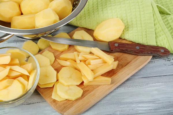 Rohe geschälte und in Scheiben geschnittene Kartoffeln — Stockfoto