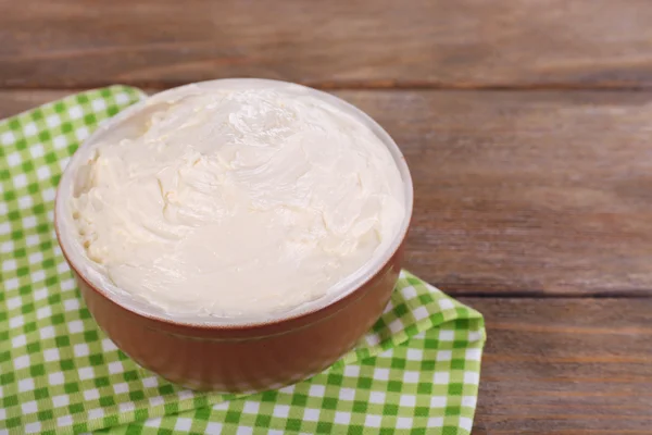 Frische hausgemachte Butter in Schüssel — Stockfoto