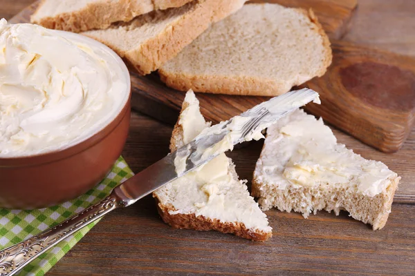 Mantequilla fresca casera en un tazón — Foto de Stock