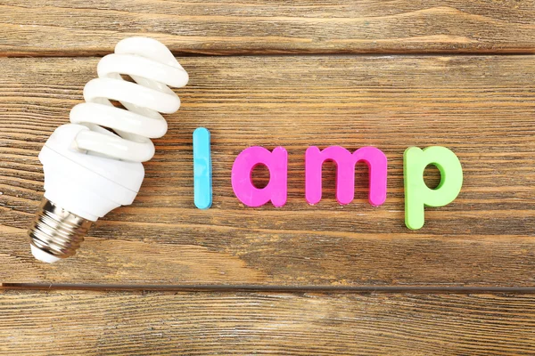 Lampe mot formé avec des lettres colorées — Photo